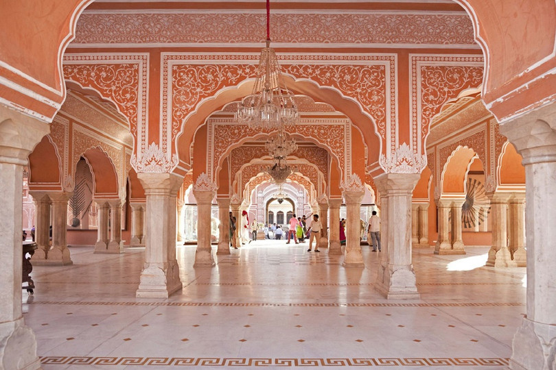 Jaipur, Ấn Độ: Jaipur được mệnh danh là Thành phố màu hồng của Ấn Độ. Vô số tòa nhà với nước sơn hồng pastel và fuchsias kiêu sa trong thành phố khiến du khách choáng ngợp. Bang Rajasthan rất tự hào vì sở hữu thành phố đẹp như tranh vẽ, thu hút sự hiếu kỳ của du khách khi ghé đến đây. Nơi đây cũng từng được UNESCO công nhận là Di sản Thế giới vào năm 2019. Ảnh: REX/Shutterstock. Những địa điểm rực rỡ sắc màu trên thế giới