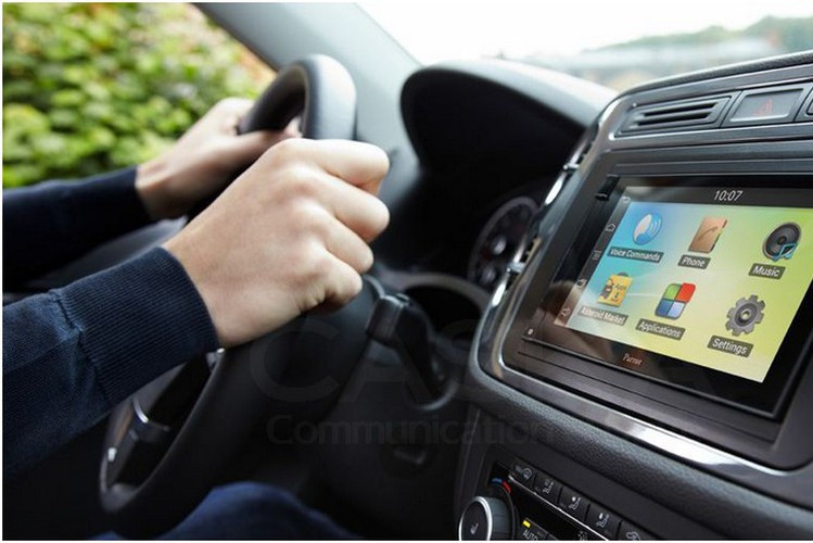 Bất ngờ khi màn hình cảm ứng trên ôtô làm gia tăng các vụ tai nạn