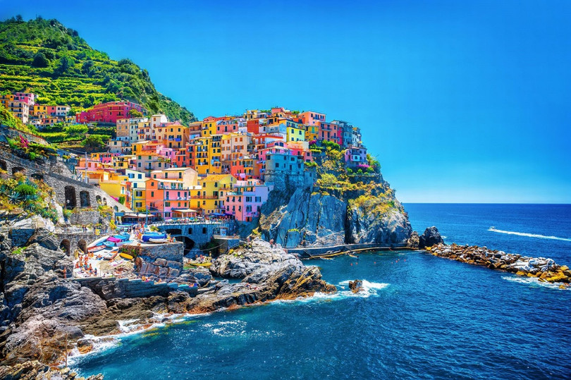 Cinque Terre, Italy: Cinque Terre được UNESCO công nhận là Di sản Thế giới từ năm 1997. Các tòa nhà sơn màu rực rỡ, nước biển trong xanh cùng màu của lá cây rậm rạp đã tạo nên một khung cảnh mê đắm lòng người. Đây là địa điểm không thể bỏ qua đối với những ai ưa khám phá. Ở Cinque Terre, du khách có thể ngắm nhìn những ngôi làng ven biển quyến rũ, nếm thử các món ăn Italy nổi tiếng thế giới và thả mình vào thiên nhiên khi dạo bước trên những con đường mòn. Ảnh: Getty Images/iStockphoto. Những địa điểm rực rỡ sắc màu trên thế giới