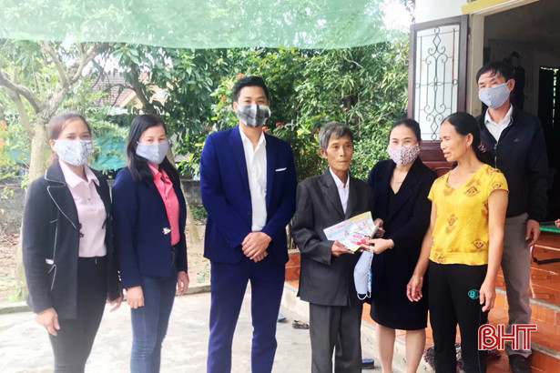 Nông dân Hồng Lĩnh thức đêm may khẩu trang tặng hội viên nghèo