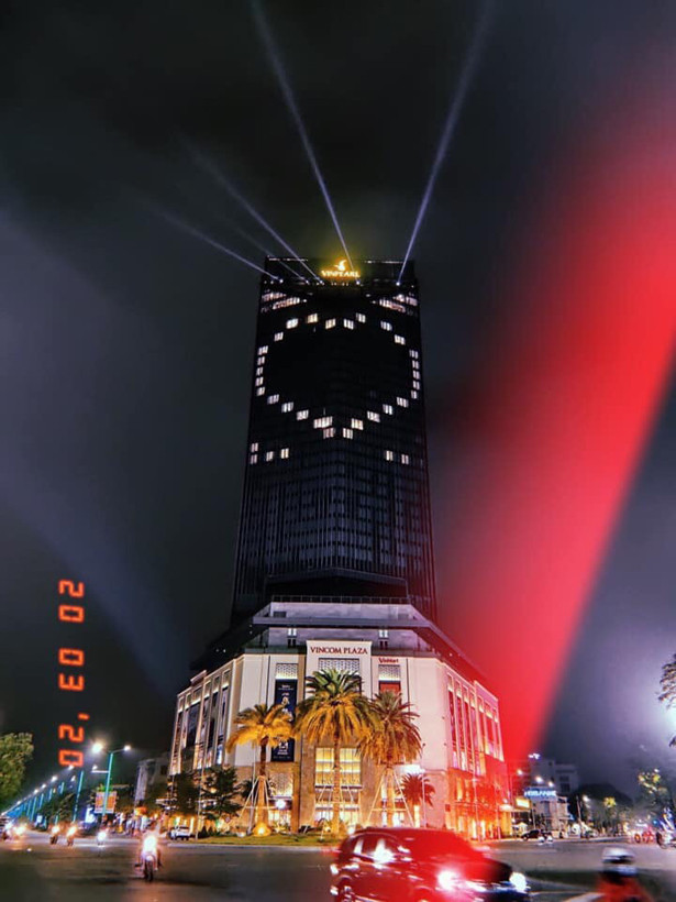 Vinpearl đồng loạt thắp sáng biểu tượng hình trái tim để lan tỏa yêu thương, phòng chống dịch Covid-19