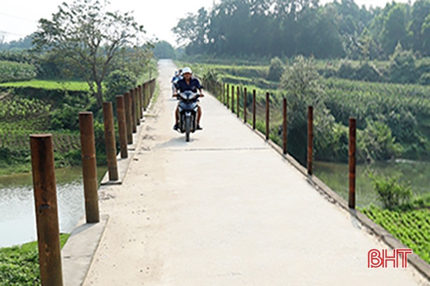 Chênh vênh qua cầu đường bộ ở Lộc Yên