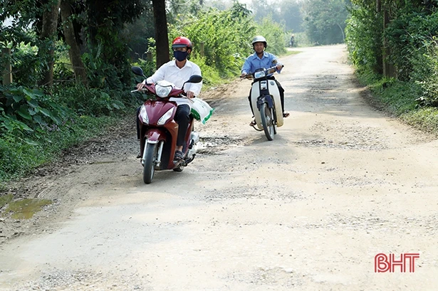 Hạ tầng giao thông xuống cấp “cản bước” Hương Khê xây dựng nông thôn mới