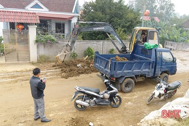 Dọn bùn thải trên đường đê La Giang sau phản ánh của Báo Hà Tĩnh