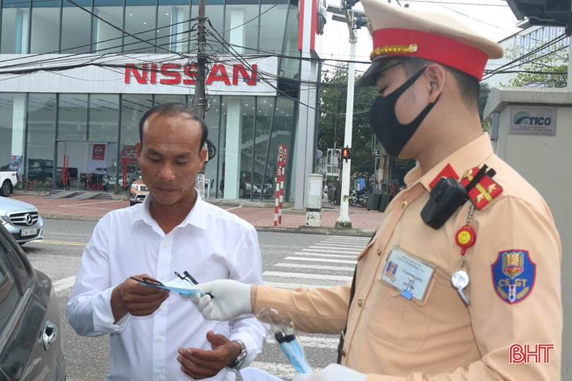 Người đi đường ở TP Hà Tĩnh ngỡ ngàng khi được CSGT đo thân nhiệt, phát khẩu trang miễn phí