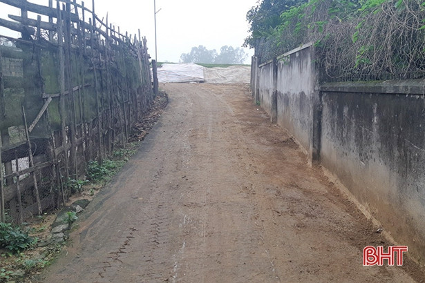 Dọn bùn thải trên đường đê La Giang sau phản ánh của Báo Hà Tĩnh