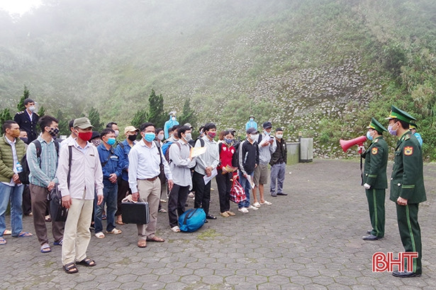 Chốt chặn đường mòn, lối mở không để người dân vượt biên vào Hà Tĩnh trái phép