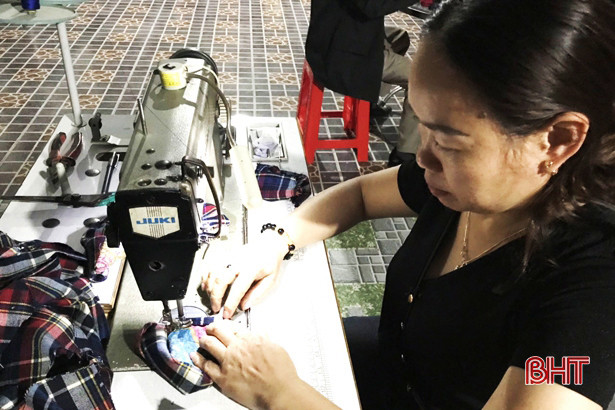 Nông dân Hồng Lĩnh thức đêm may khẩu trang tặng hội viên nghèo