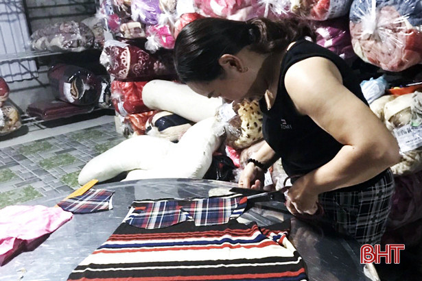 Nông dân Hồng Lĩnh thức đêm may khẩu trang tặng hội viên nghèo