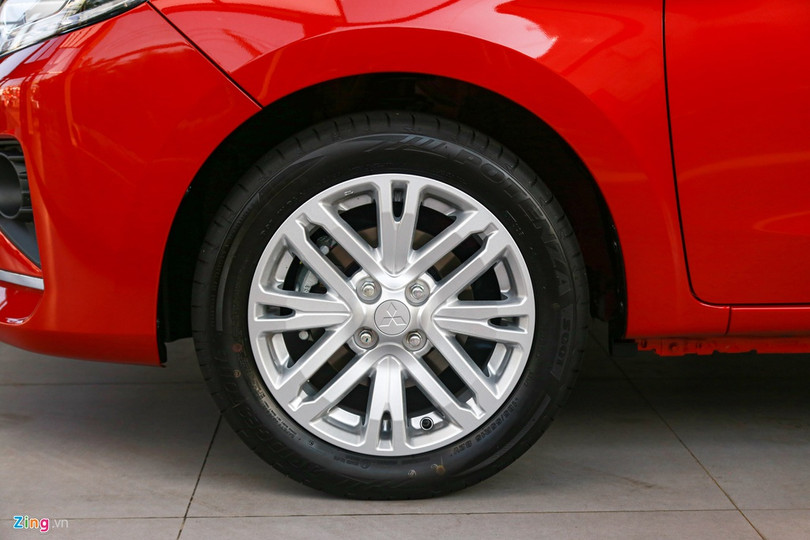 Mitsubishi Attrage 2020 trang bị bộ mâm 15 inch đa chấu. Khoảng sáng gầm của mẫu xe này là 170 mm, cao nhất trong phân khúc sedan hạng B. Điều này giúp xe di chuyển thuận lợi trong điều kiện giao thông Việt Nam. Mitsubishi Attrage 2020 ra mắt tại Việt Nam, giá từ 375 triệu