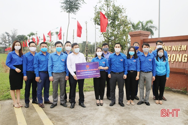 Bàn giao “Hàng hồng kỳ” làm đẹp khu tưởng niệm Lý Tự Trọng