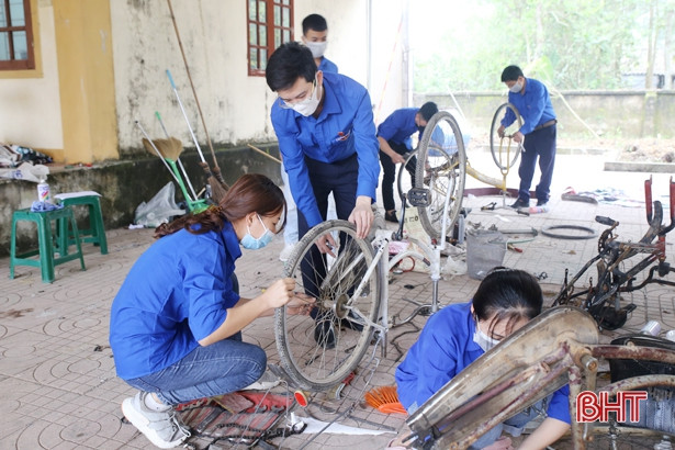 Tuổi trẻ Thạch Hà sửa xe đạp cũ tặng học sinh nghèo