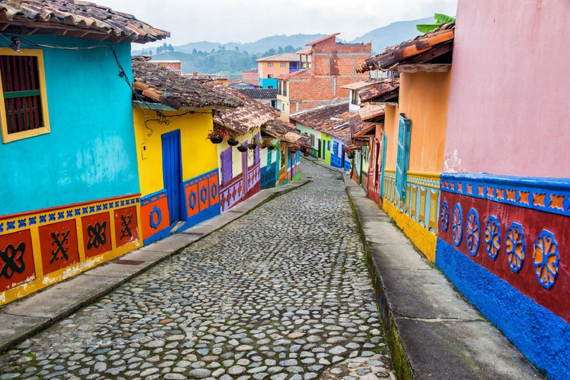 Guatapé, Colombia: Nằm phía tây bắc Colombia, Guatapé gây ấn tượng với du khách nhờ các tòa nhà được sơn nhiều màu sắc sặc sỡ, hoa văn bắt mắt. Tại đây, quảng trường Zocalos được đặc biệt yêu thích với phong cách trang trí và nước sơn mang màu sắc cầu vồng. Ảnh: Getty. Những địa điểm rực rỡ sắc màu trên thế giới