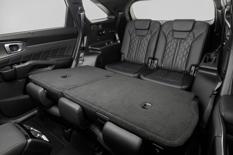 Phiên bản hybrid là sự kết hợp giữa động cơ xăng tăng áp 4 xy-lanh 1.6L với động cơ điện, cho ra tổng công suất 227 mã lực và mô-men xoắn 350 Nm. Động cơ hybrid này đi kèm hệ thống pin lithium-ion polyme 1,49 kWh. Theo Carscoops, các phiên bản tại thị trường châu Âu và Australia cũng sử dụng chung động cơ với phiên bản Hàn Quốc. Kia Sorento thế hệ mới ra mắt, chờ ngày về Việt Nam