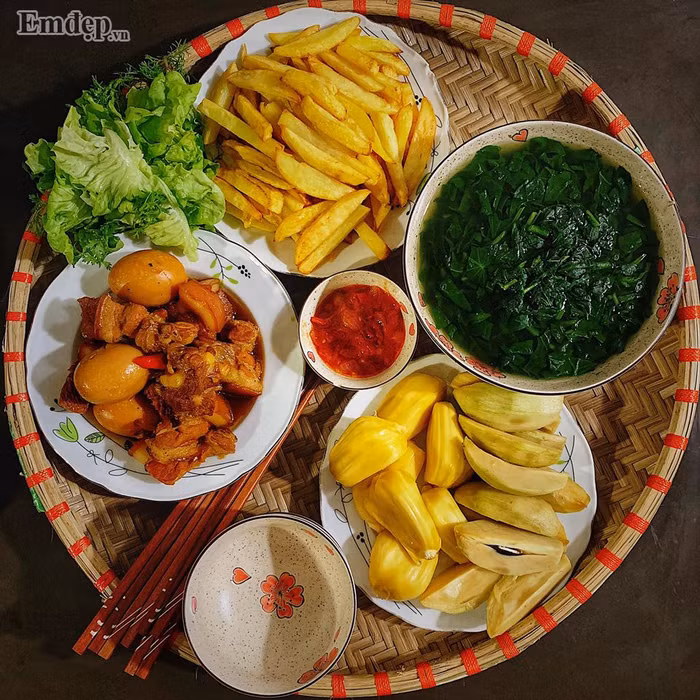 Chẳng phải nghĩ tối nay ăn gì với loạt mâm cơm siêu ngon của cô nàng 10X đang gây sốt cộng đồng mạng