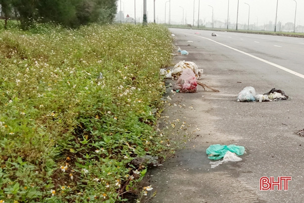Rác bừa bãi trên đường vào trung tâm hành chính huyện Lộc Hà