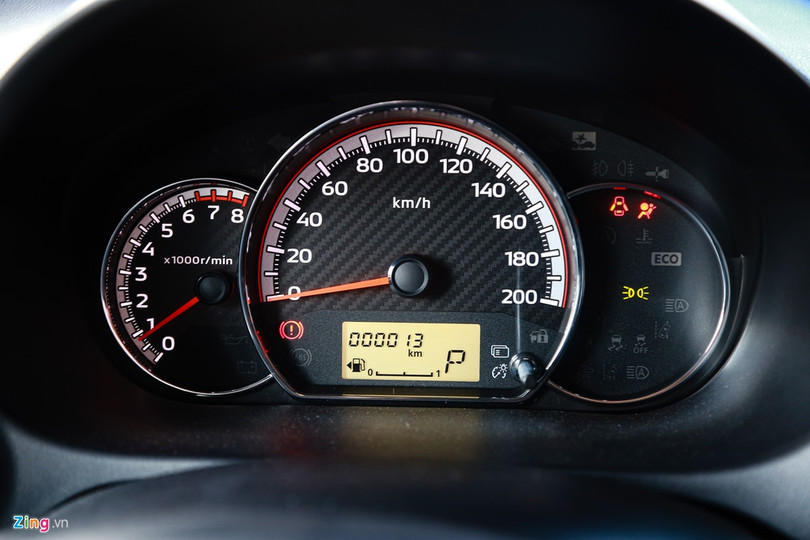 Trên phiên bản 1.2 CVT, vô lăng bọc da giống với đời trước, tích hợp các nút chức năng như âm lượng, đàm thoại rảnh tay và có thêm cruise control. Đây được xem là điểm vượt trội của Attrage so với Kia Soluto. Mặt đồng hồ anolog có đồ họa mới bắt mắt hơn. Mitsubishi Attrage 2020 ra mắt tại Việt Nam, giá từ 375 triệu