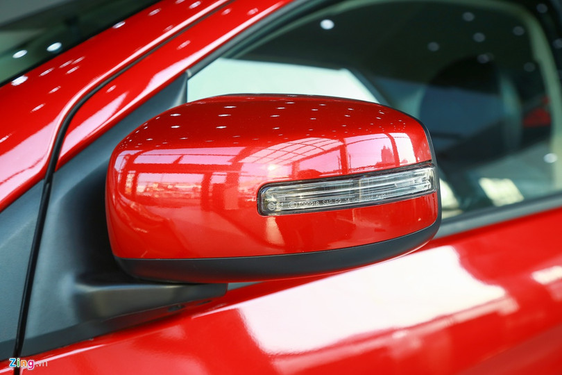 Gương chiếu hậu chỉnh điện tích hợp báo rẽ, trong khi đó đối thủ Kia Soluto vẫn sử dụng gương chiếu hậu chỉnh cơ. Dù ngoại hình được chăm chút khá nhiều, thế nhưng Mitsubishi Attrage 2020 vẫn giữ thiết kế tay nắm cửa giống thế hệ trước nhìn khá thô và lạc hậu. Mitsubishi Attrage 2020 ra mắt tại Việt Nam, giá từ 375 triệu