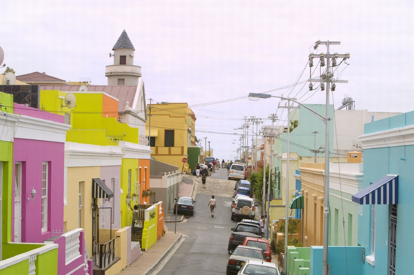 Phố cổ Malay, Cape Town, Nam Phi: Địa điểm tiếp theo là khu phố cổ Malay đầy màu sắc ở trung tâm thành phố Cape Town, Nam Phi. Nơi đây còn có tên gọi là Bo-Kaap và nằm trên đồi Signal. Tại thành phố Cape Town, lễ hội đường phố Carnival được tổ chức mỗi năm một lần với không khí đặc biệt sôi động. Lễ hội góp phần thu hút rất đông khách du lịch đến với thành phố. Ảnh: White Star. Những địa điểm rực rỡ sắc màu trên thế giới