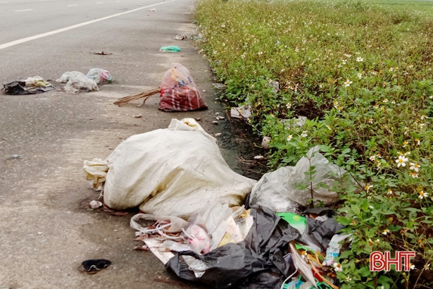 Rác bừa bãi trên đường vào trung tâm hành chính huyện Lộc Hà