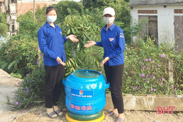  Đoàn viên thanh niên Hà Tĩnh “biến” lốp ô tô cũ thành thùng đựng rác