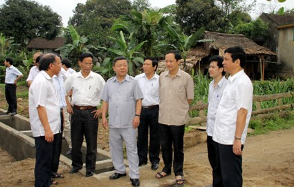 Chủ tịch UBND tỉnh Võ Kim Cự cùng đoàn công tác kiểm tra thực địa công tác quy hoạch ở xã Hương Minh (Vũ Quang)