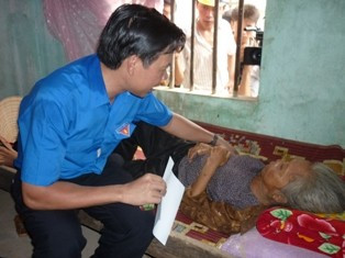 Bí thư T.Ư Đoàn đã thăm và tặng quà cho cựu nữ TNXP Phan Thị Tấn có hoàn cảnh đặc biệt khó khăn, sống độc thân tại xã Thạch Đỉnh Bí thư T.Ư Đoàn đã thăm và tặng quà cho cựu nữ TNXP Phan Thị Tấn có hoàn cảnh đặc biệt khó khăn, sống độc thân tại xã Thạch Đỉnh