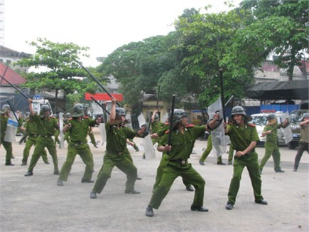 Khối cảnh sát (Công an Hà Tĩnh) luyện tập phòng chống khủng bố, bạo loạn Ảnh: Mai Hoàng