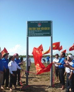 ...và gắn biển công trình thanh niên trồng 4ha rừng ngập mặn tại xã Thạch Đỉnh, huyện Thạch Hà. ...và gắn biển công trình thanh niên trồng 4ha rừng ngập mặn tại xã Thạch Đỉnh, huyện Thạch Hà.