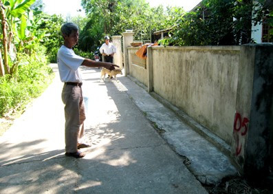 Nhiều hộ dân thôn Đồng Bàu (Cẩm Thành - Cẩm Xuyên) phải phá bỏ hàng rào và các công trình phụ để mở rộng đường theo tiêu chuẩn NTM