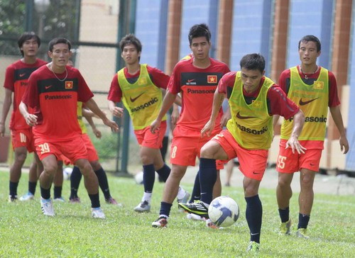 Trước khi xin rời khỏi ĐT vì lý do chấn thương, Việt Thắng (8) vẫn tập luyện như bình thường cùng đồng đội. Ảnh: Quang Nhựt