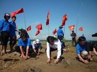 Bí thư T.Ư Đoàn và Phó Chủ tịch UBND tỉnh Lê Đình Sơn tham gia trồng cây... Bí thư T.Ư Đoàn và Phó Chủ tịch UBND tỉnh Lê Đình Sơn tham gia trồng cây...