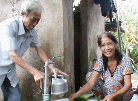 Niềm vui của người dân xã Đức Lạng (Đức Thọ) khi đón nguồn nước sạch về làng