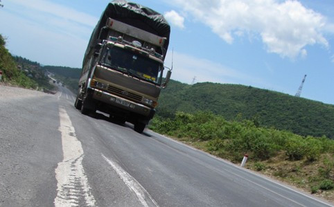 Đường nghiêng, sống trâu, vồng khoai… dễ gây tai nạn. (Ảnh chụp tại dốc Đèo Con)