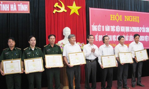 Phó Chủ tịch Thường trực UBND tỉnh Trần Minh Kỳ trao bằng khen cho các tập thể có thành tích xuất sắc