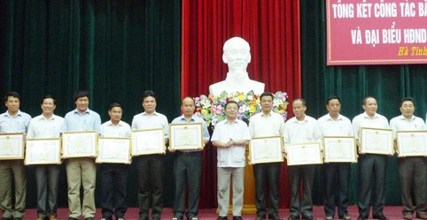 Chủ tịch UBND tỉnh Võ Kim Cự trao bằng khen của UBND tỉnh cho các tập thể, cá nhân có thành tích xuất sắc trong công tác bầu cử