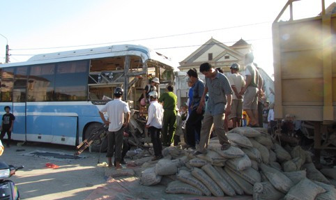 Hiện trường vụ TNGT kinh hoàng làm 2 người chết, hơn 20 người bị thương xảy ra ngày 5/7 tại thị trấn Can Lộc