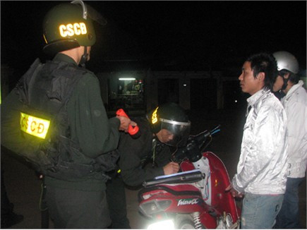 CSCĐ Công an Hà Tĩnh thường xuyên tham gia có hiệu quả việc xử lý vi phạm TTATGT đường bộ vào buổi đêm trên địa bàn thành phố Hà Tĩnh Ảnh: Mai Hoàng