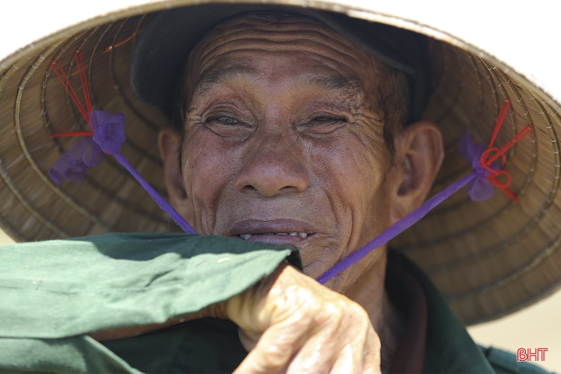 Miệt mài mưu sinh giữa trời nắng nóng ở Hà Tĩnh