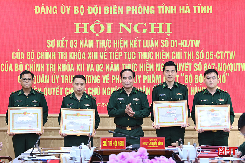 Đại tá Nguyễn Thái Bình - Bí thư Đảng ủy, Chính ủy BĐBP tỉnh trao giấy khen cho 5 cá nhân xuất sắc trong thực hiện Kết luận 01 và Nghị quyết 847. ảnh 6.JPG