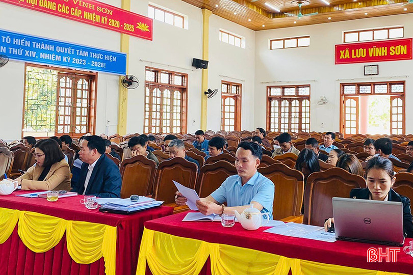 Đảng ủy xã Lưu Vĩnh Sơn đã phân công Phó Chủ tịch Ủy ban MTTQ sang đảm nhiệm vai trò văn phòng cấp ủy. Trong ảnh: Ủy ban MTTQ xã Lưu Vĩnh Sơn tổ chức hội nghị lấy ý kiến Nhân dân về dự thảo Luật Đất đai (sửa đổi). 332195087_1449006748964460_1072919071681858574_n.jpg