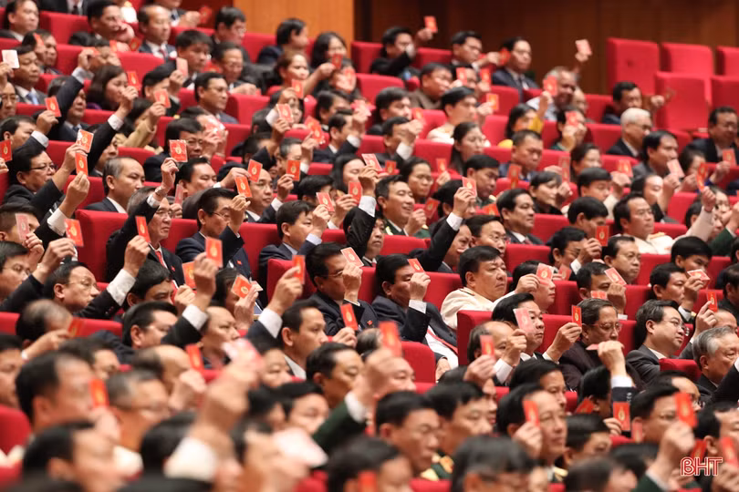 Đại biểu nhất trí thông qua Nghị quyết Đại hội đại biểu toàn quốc lần thứ XIII.