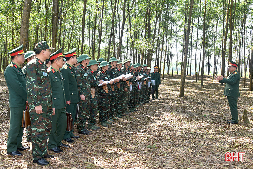 Đại tá Ngô Nam Cường - Phó Tư lệnh Quân khu chỉ ra một số vấn đề cần tập trung cho Trung đoàn 841 Đại tá Ngô Nam Cường - Phó Tư lệnh Quân khu chỉ ra một số vấn đề cần tập trung cho Trung đoàn 841