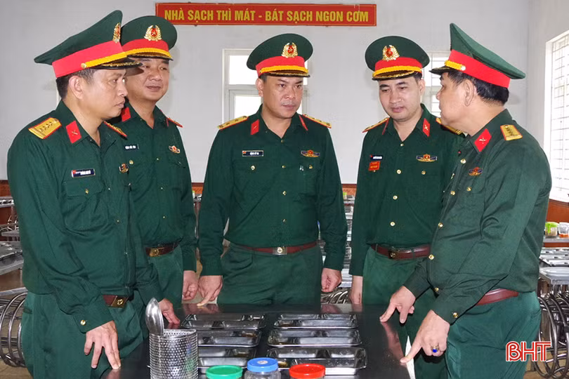 Đoàn kiểm tra công tác bảo đảm an toàn vệ sinh nhà ăn, nhà bếp phục vụ đời sống bộ đội.
