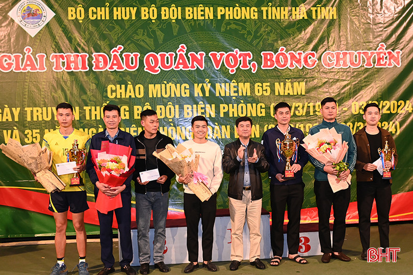 Đại tá Bùi Hồng Thanh - Chỉ huy trưởng BĐBP Hà Tĩnh trao giải nhất, nhì, ba cho các vận động viên giải bóng chuyền. ảnh 13.JPG