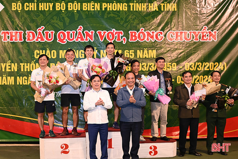 Đại tá Nguyễn Ngọc Nguyên - Phó Chỉ huy trưởng, Tham mưu trưởng và Đại tá Nguyễn Mậu Phúc - Phó Chính ủy BĐBP tỉnh trao cúp giải nhất, nhì, ba cho các vận động viên đạt giải quần vợt. ảnh 14.JPG