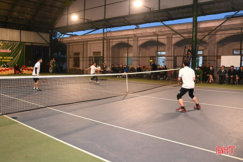 Một pha tranh tài ở giải tennis. ảnh 7.JPG