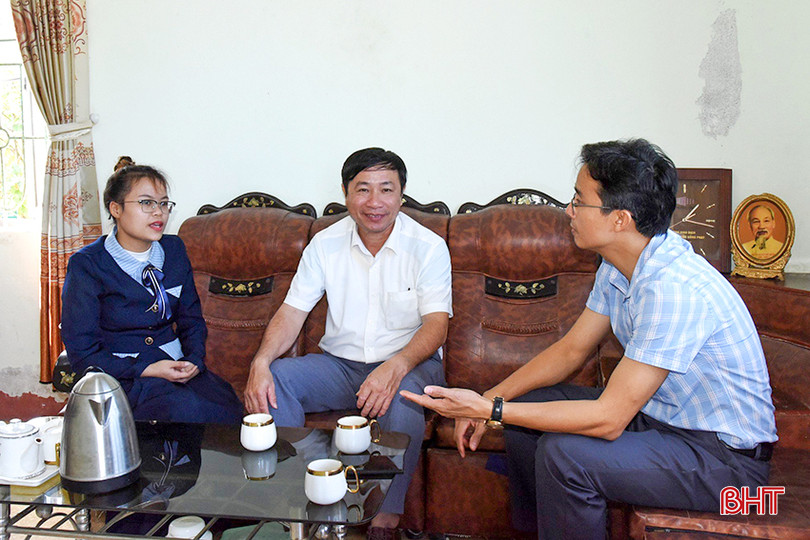Văn phòng Đảng ủy xã Kỳ Khang Nguyễn Thị Trang trao đổi về công việc mới đảm nhiệm trong thời gian chưa lâu. 1 - Copy.jpg