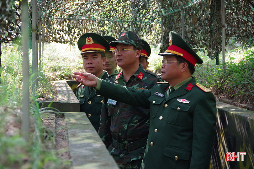 Lãnh đạo Quân khu kiểm tra công sự trận địa. a 05.jpg