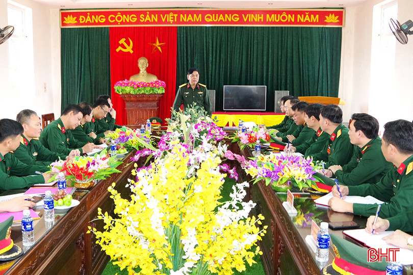 Đại tá Phạm Văn Dũng - Phó Tham mưu trưởng Quân khu 4 chủ trì chương trình kiểm tra 8.jpg